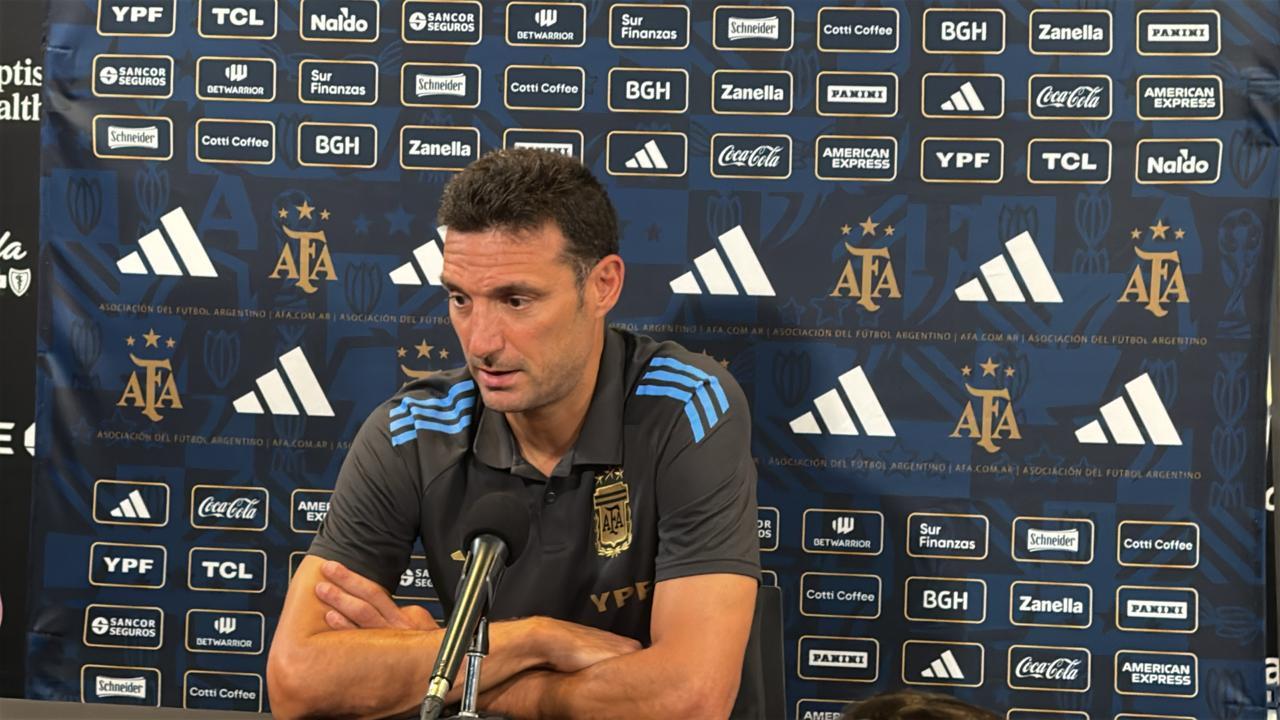 脚球员, 新闻发布会, 我们仍在进 脚球员, 新闻发布会, 我们仍在进